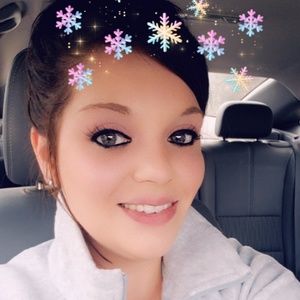 Meet your Posher, Larissa